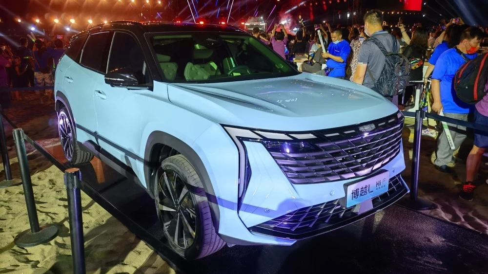 новое второе поколение Geely Atlas L