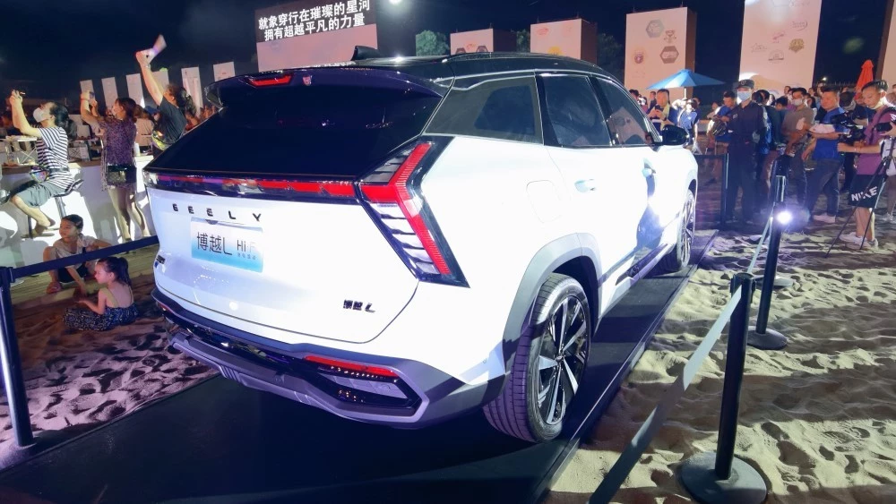 новое второе поколение Geely Atlas L