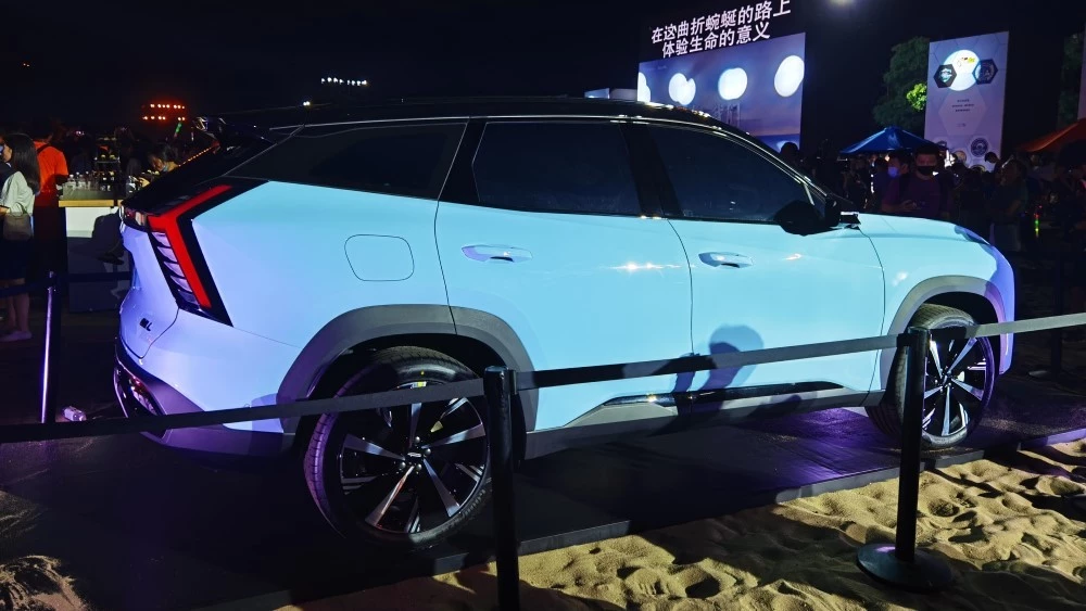 новое второе поколение Geely Atlas L