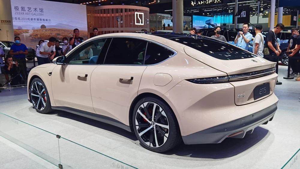 Nio ET5 Чэнду сбоку