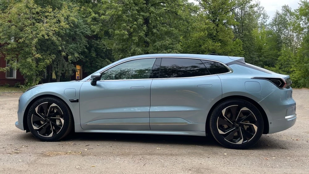 Zeekr 001 сбоку