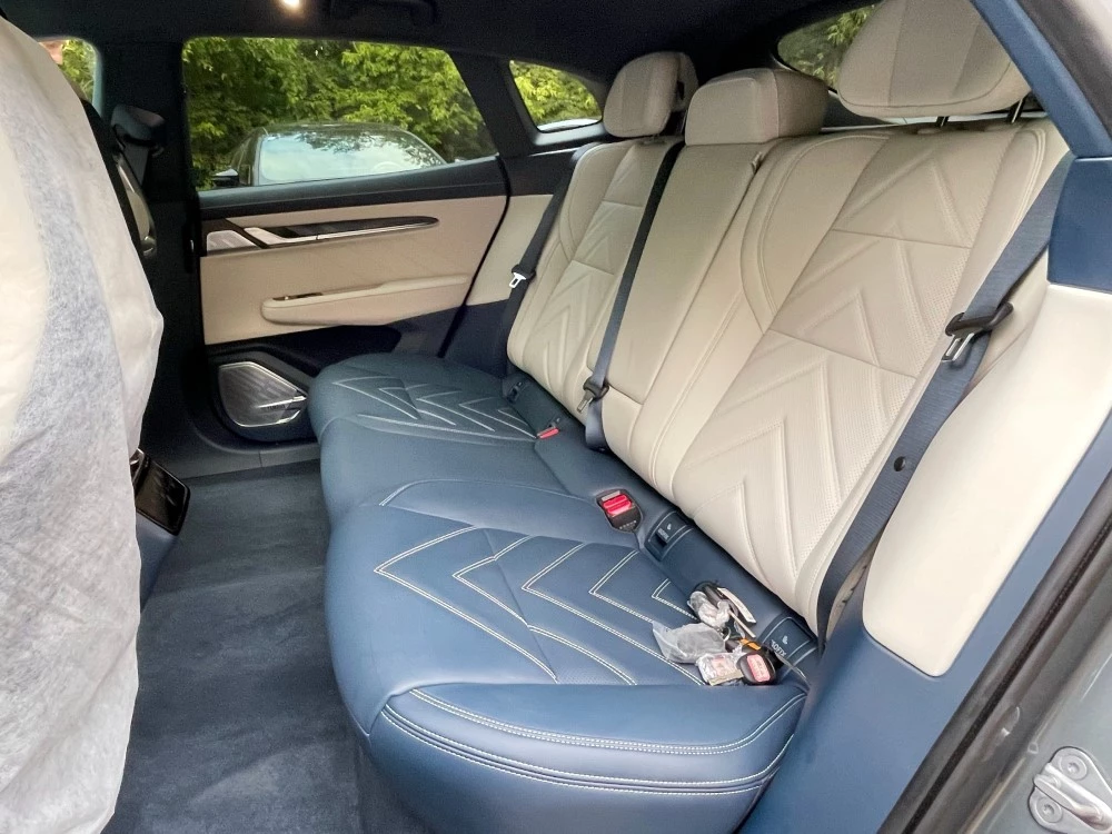 Zeekr 001 второй ряд