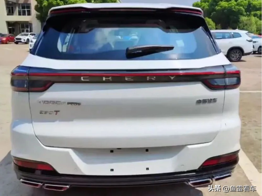 новый кроссовер Chery Tiggo 7 Plus сзади