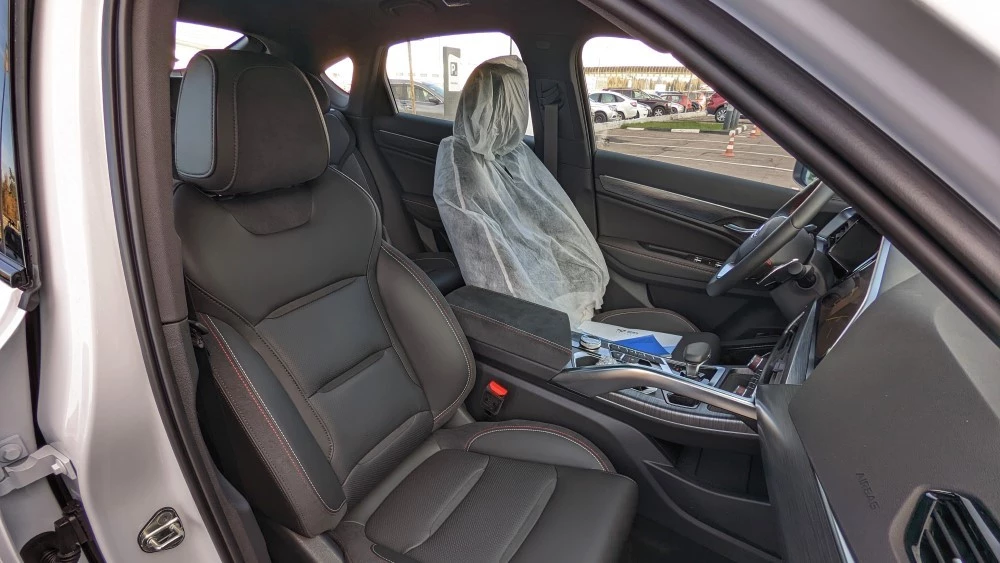 обновленный Geely Tugella салон первый ряд