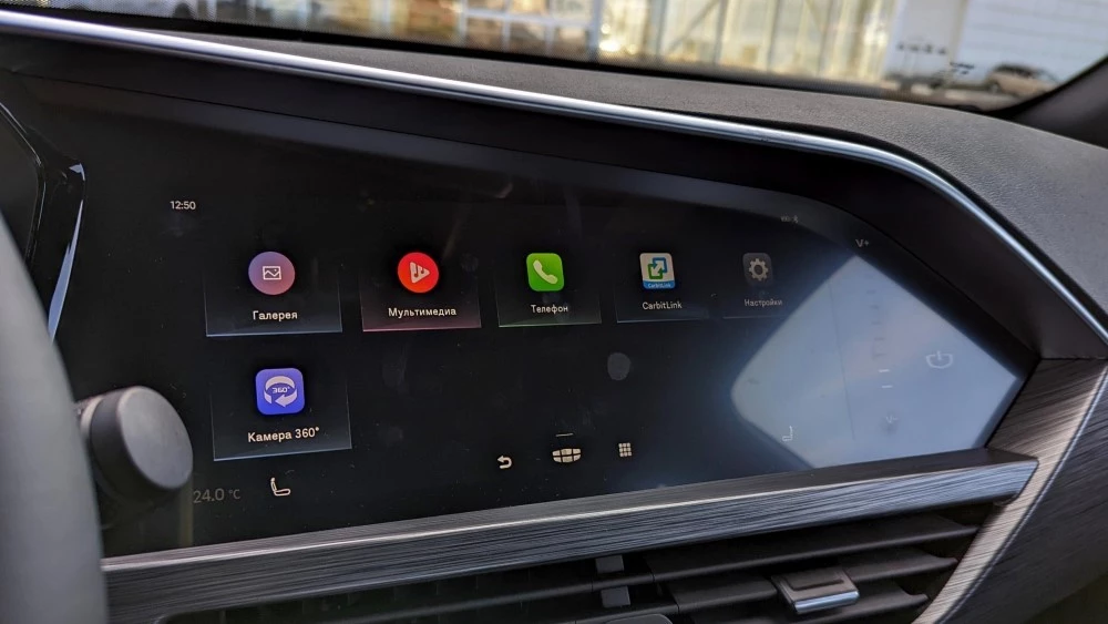 обновленный Geely Tugella салон мультимедиа