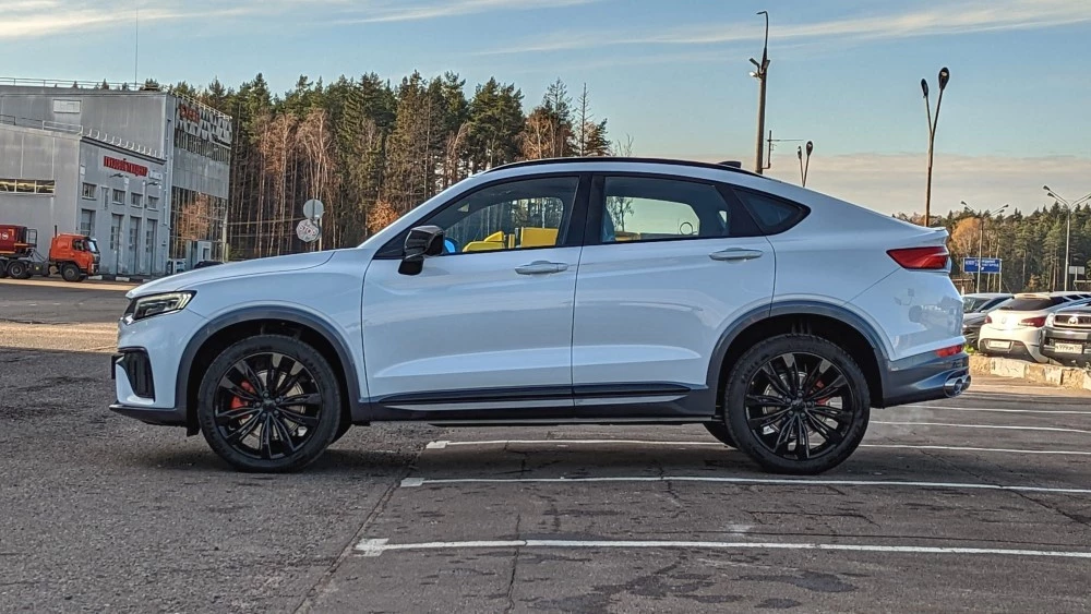 обновленный Geely Tugella сбоку