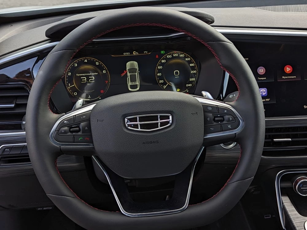 обновленный Geely Tugella салон руль