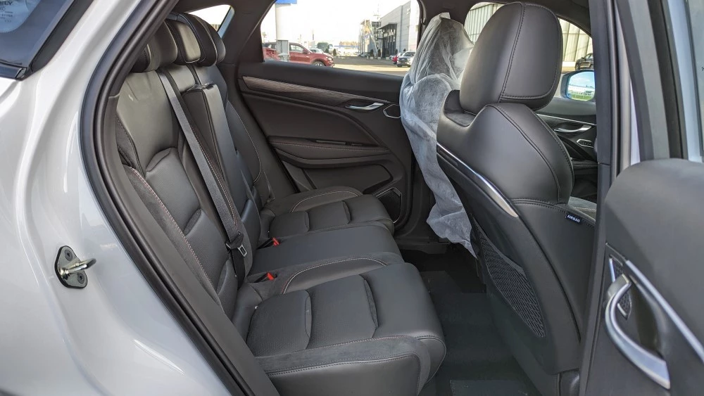 обновленный Geely Tugella салон второй ряд