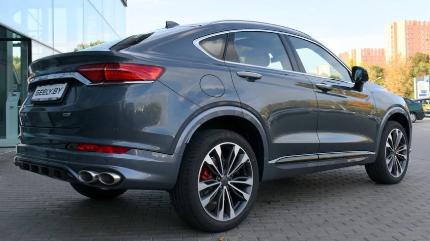 обновленный Geely Tugella сзади