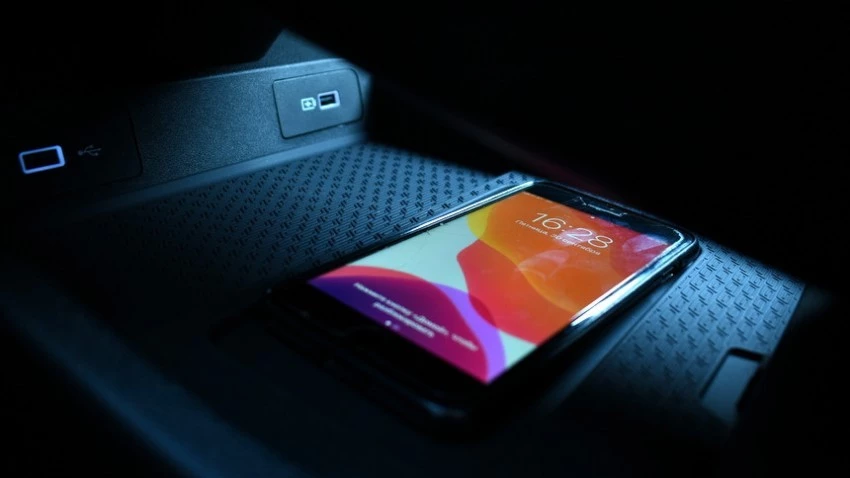 обновленный Geely Tugella беспроводная зарядка