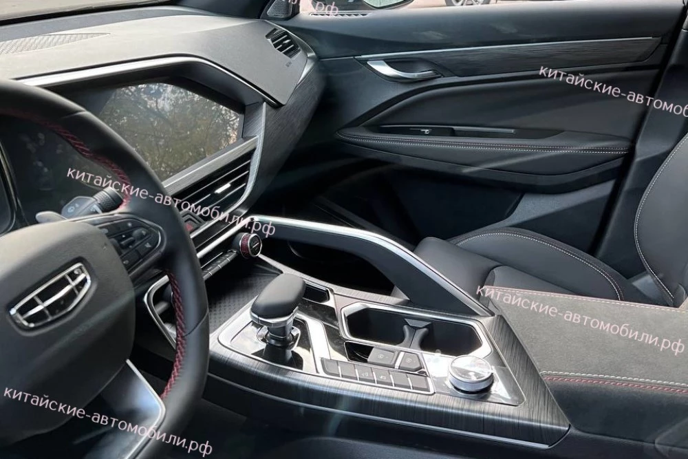 салон обновленный Geely Tugella