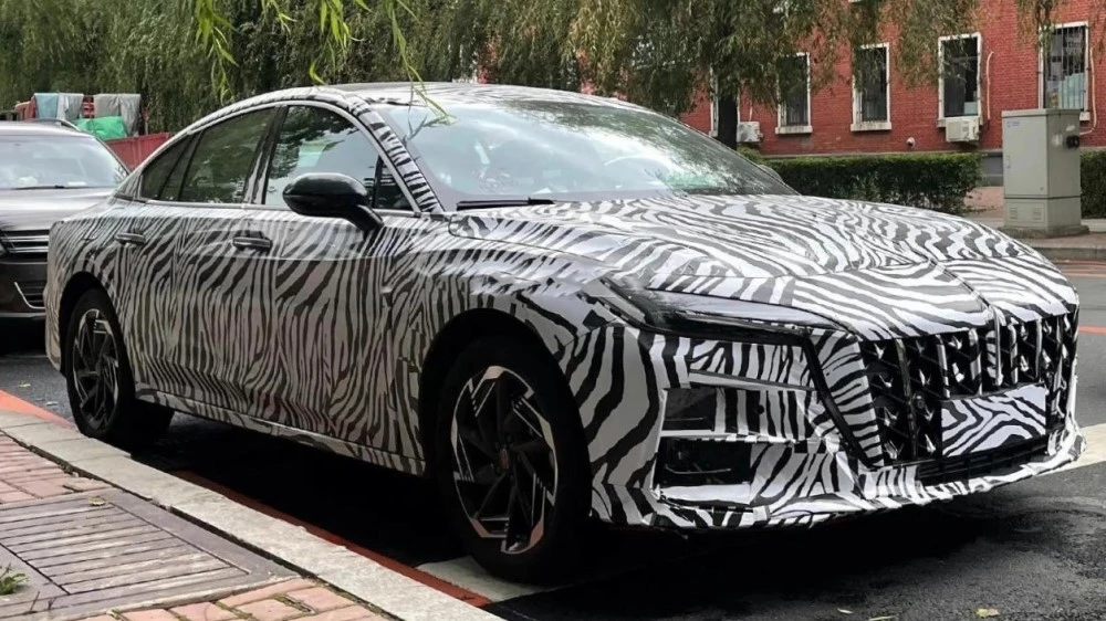 седан Hongqi H6 спереди