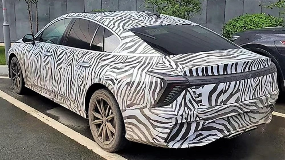 седан Hongqi H6 сзади