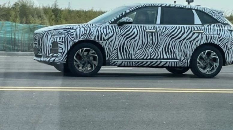 Hongqi HS3 спереди