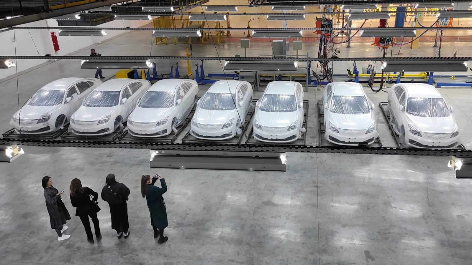 Теория Evolute. Как сейчас выглядит завод «Моторинвест» и что там происходит машинокомплекты Evolute i-PRO