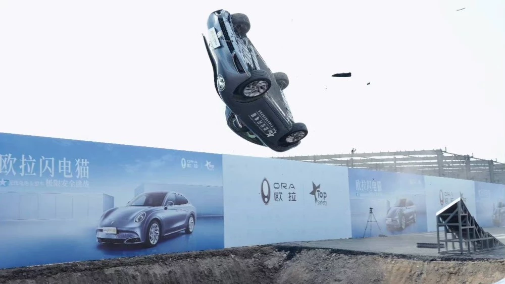 Нестандартный краш-тест Ora Lighting Cat