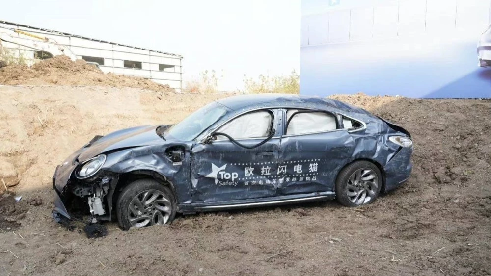 Нестандартный краш-тест Ora Lighting Cat