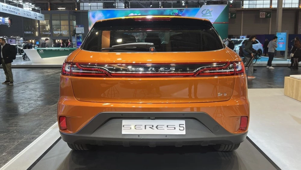 Seres SF5 Париж сзади