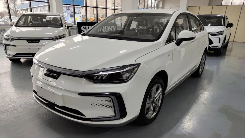 электрический седан BAIC EU5 в дилерском центре в Казахстане