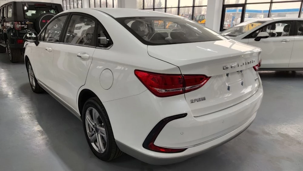 электрический седан BAIC EU5 в дилерском центре в Казахстане