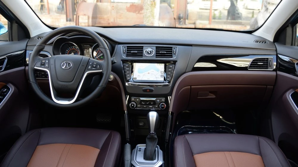 салон кроссовера BAIC X55