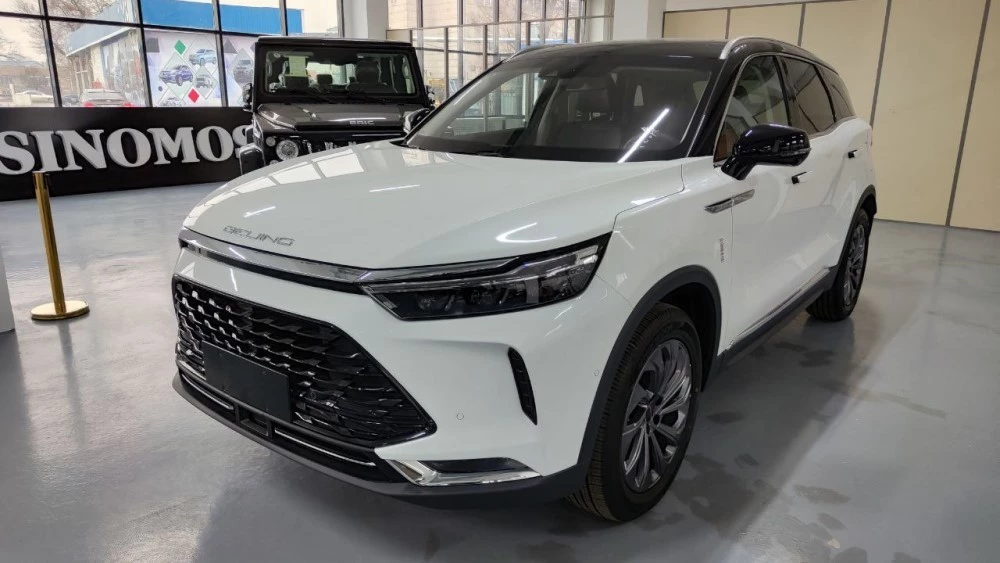 кроссовер BAIC X7 в дилерском центре в Казахстане