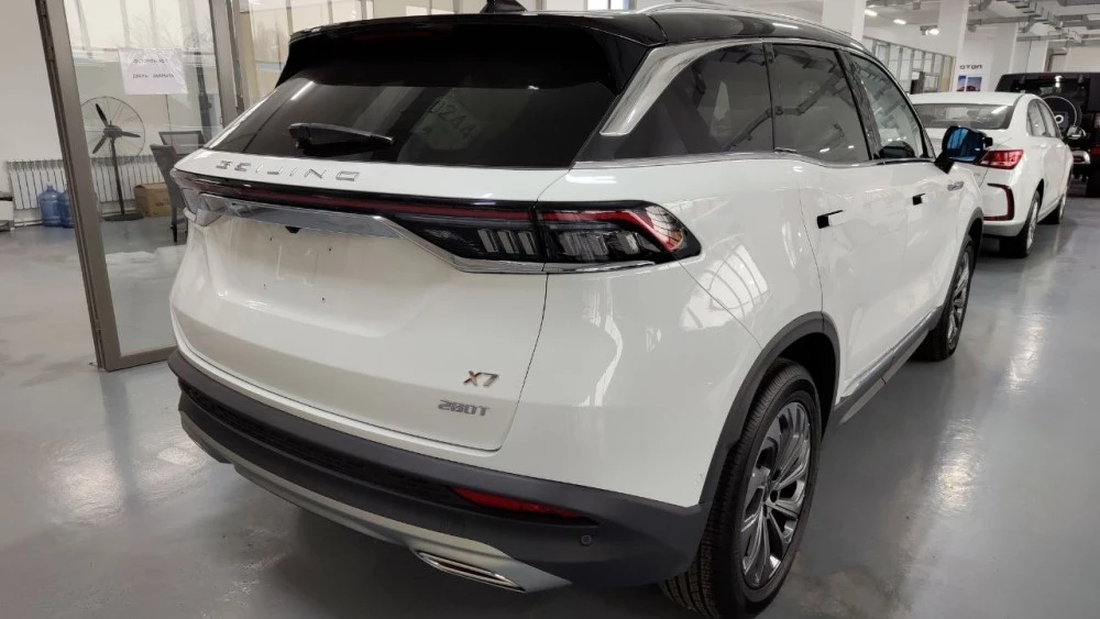 кроссовер BAIC X7 в дилерском центре в Казахстане