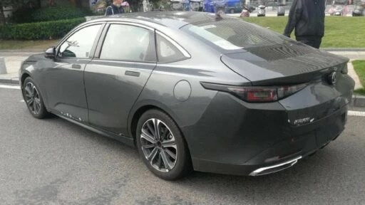седан Changan Lamore сбоку