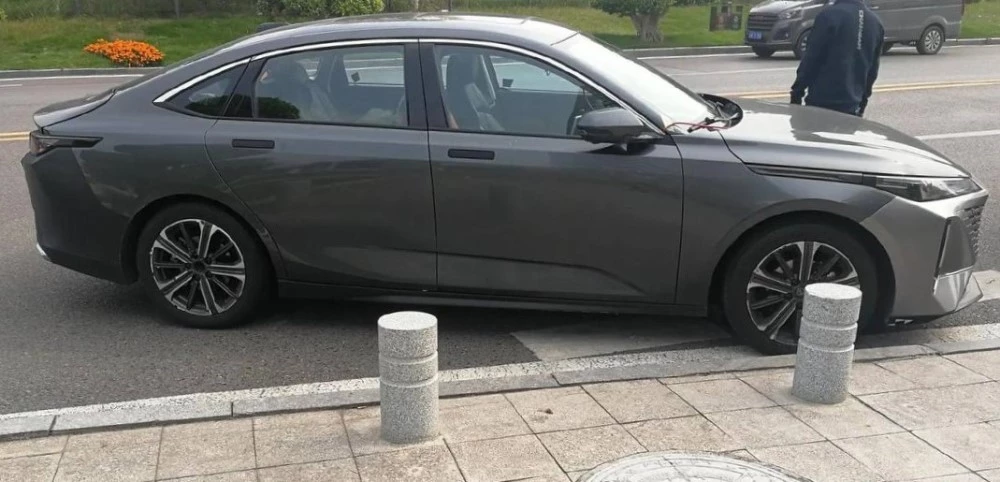 седан Changan Lamore сбоку