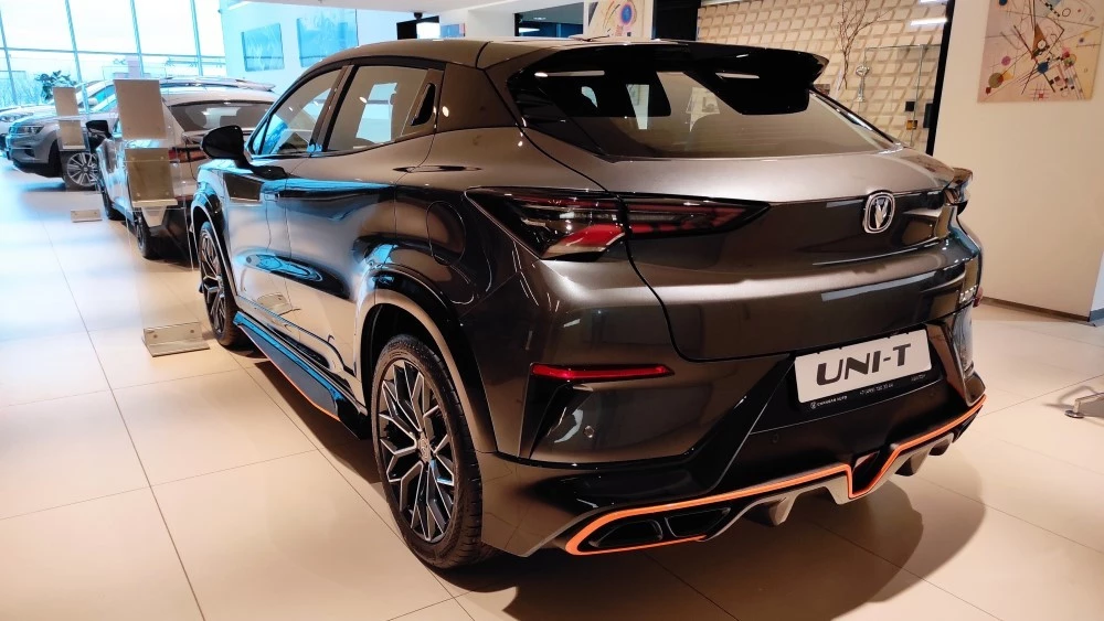 Changan Uni-T лифтбек сзади