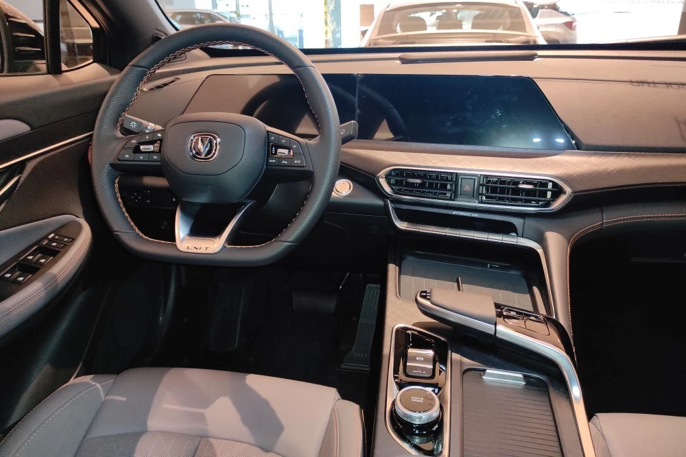 Changan Uni-T лифтбек салон