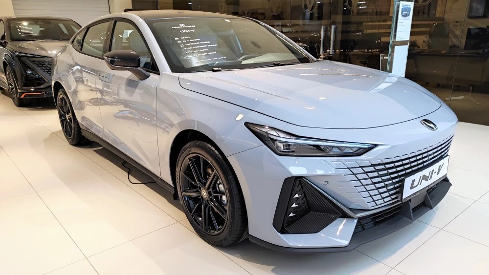 Changan Uni-V лифтбек спереди