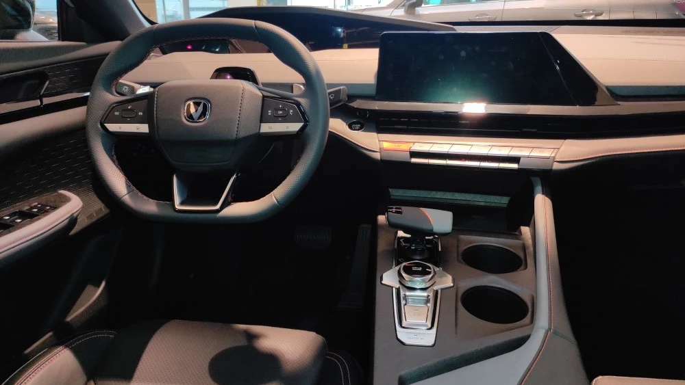 Changan Uni-V лифтбек салон