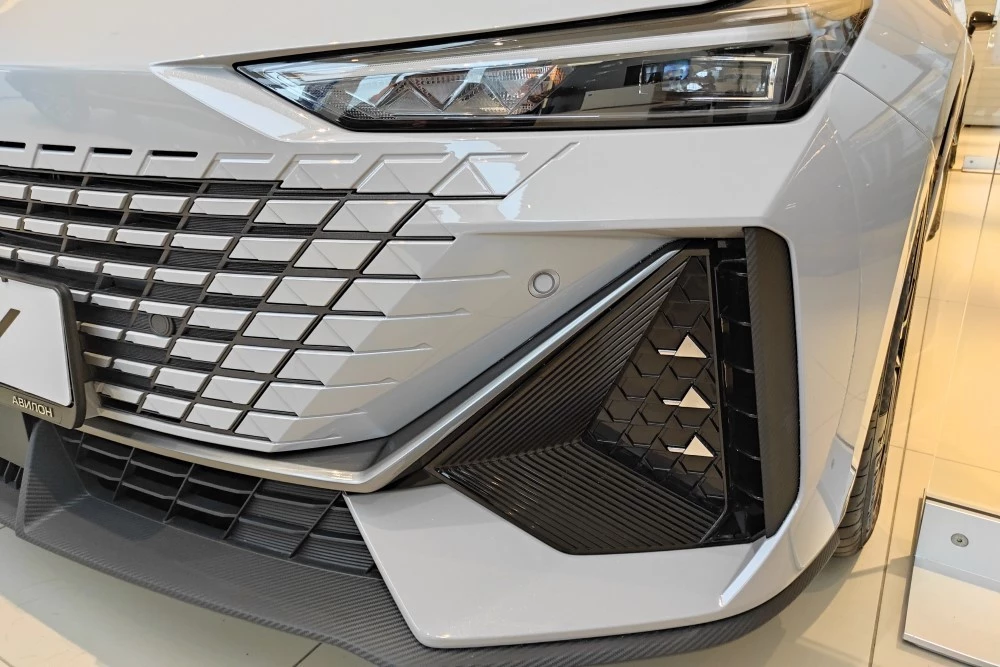 Changan Uni-V лифтбек перед решетка