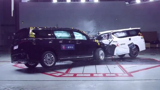 краш-тест Voyah Dreamer и Toyota Alphard