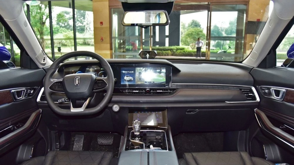 салон кроссовера FAW Bestune T99