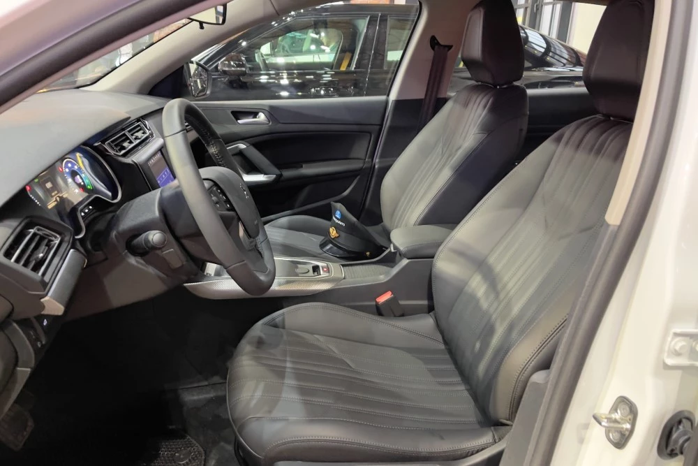 электрический седан Dongfeng Fukang ES600 салон