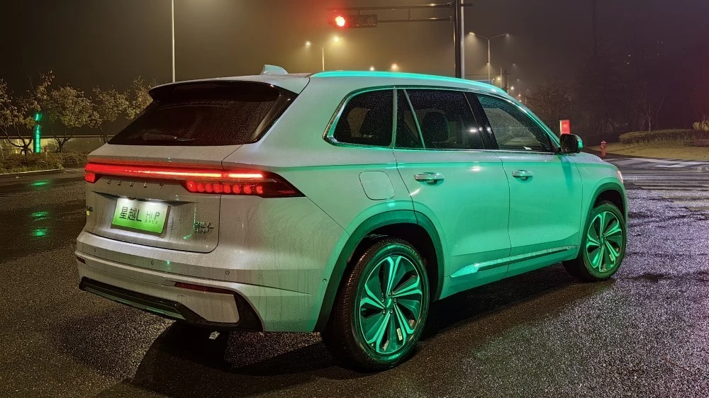 Geely Monjaro Hi-P сзади