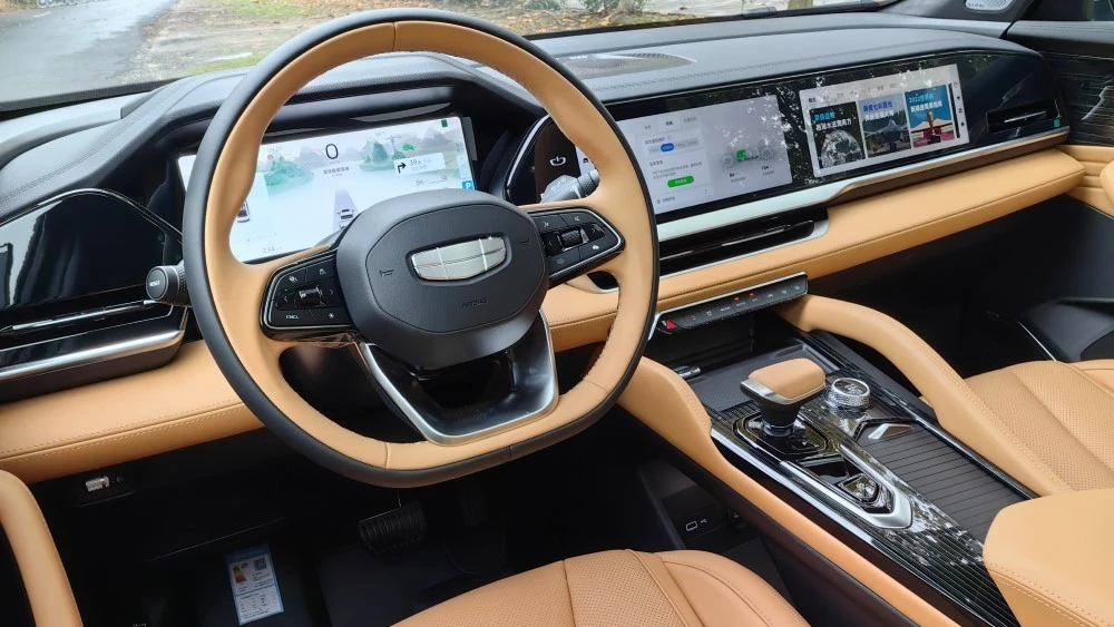 салон Geely Monjaro Hi-P