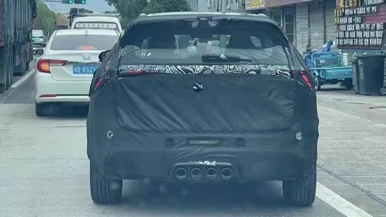 новый Geely Coolray SX21 выхлопы посередине