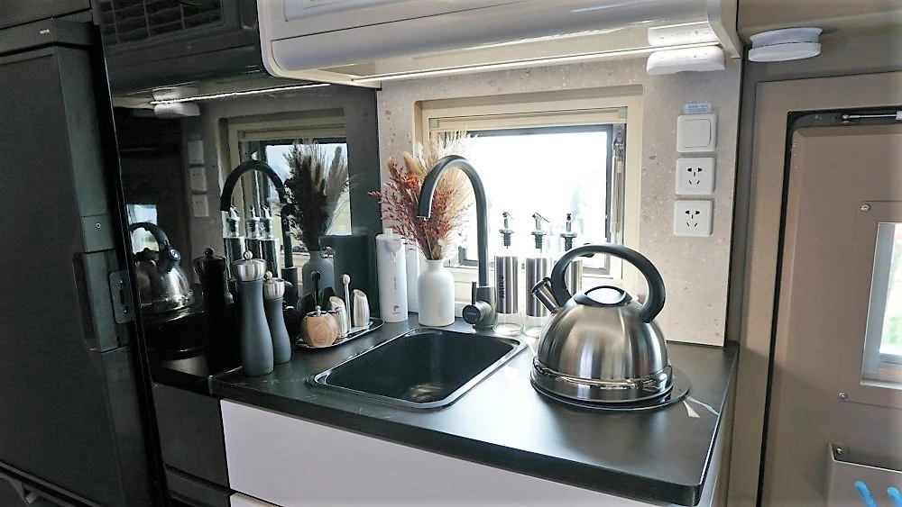 автодом SAIC Maxus Everest кухня