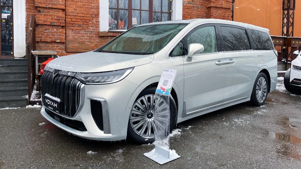 Voyah Dreamer сбоку