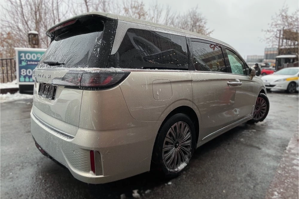 Voyah Dreamer сзади