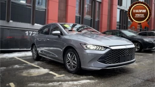 купить седан BYD Qin Plus DM-i в Москве сбоку спереди