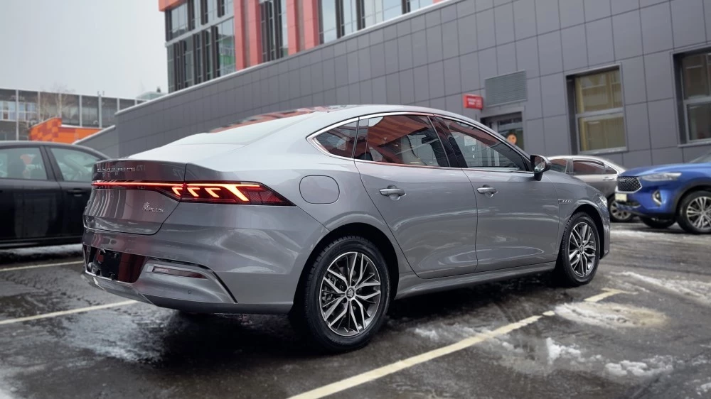 купить седан BYD Qin Plus DM-i в Москве сбоку сзади