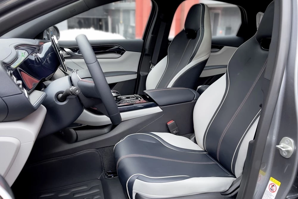 купить седан BYD Qin Plus DM-i в Москве салон первый ряд