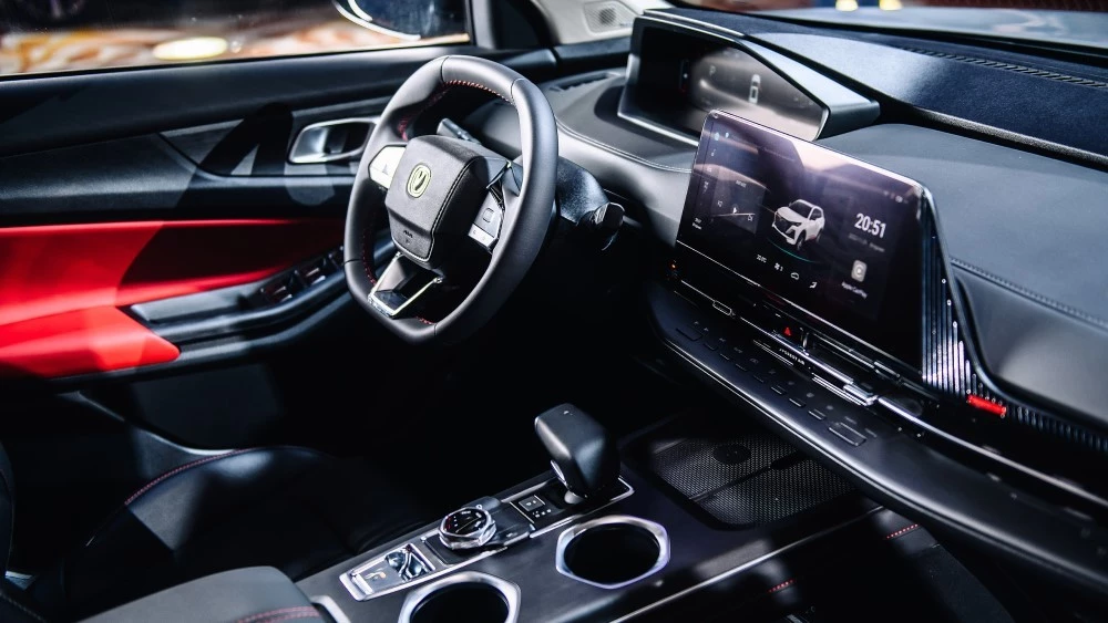 салон кроссовера Changan CS55 Plus