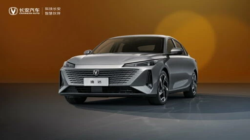 седан Changan Lamore Yida спереди сбоку