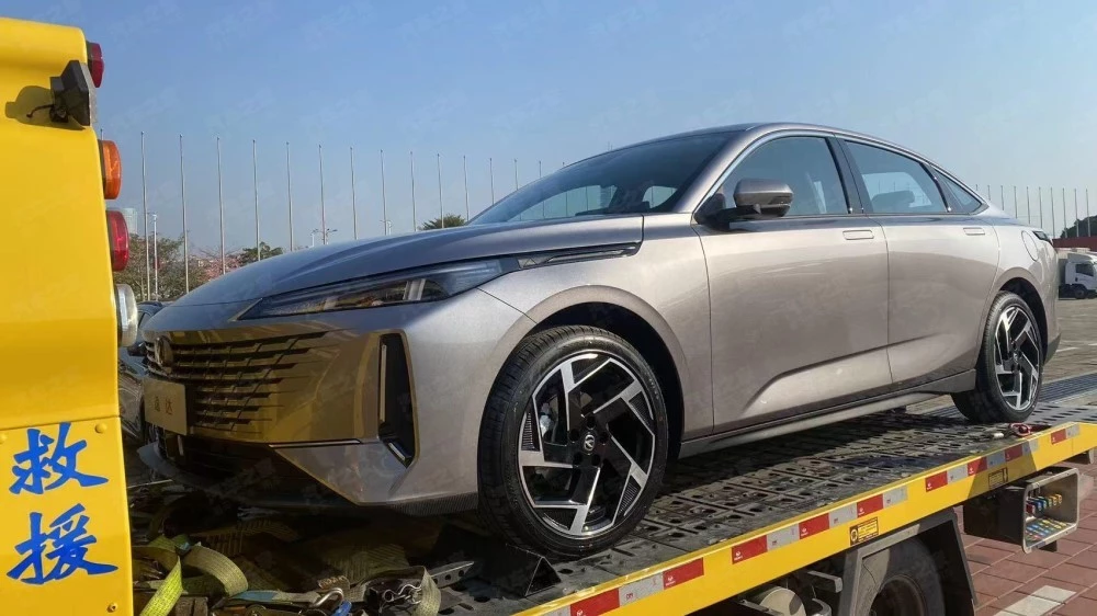 Changan Lamore в Гуанчжоу спереди сбоку