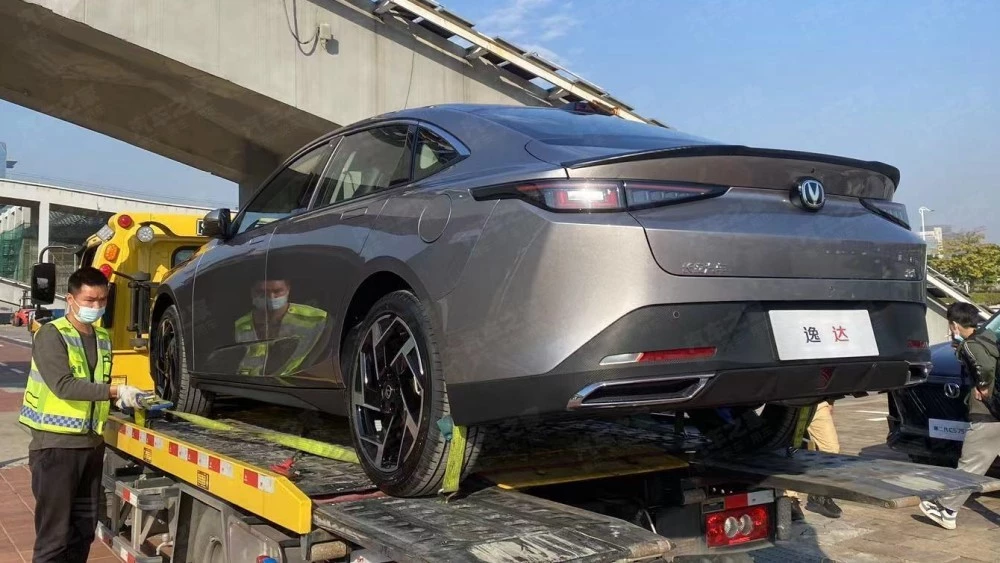 Changan Lamore в Гуанчжоу сзади сбоку